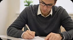 Persona_escribiendo_en_un_cuaderno_durante_una_sesion_de_estudio