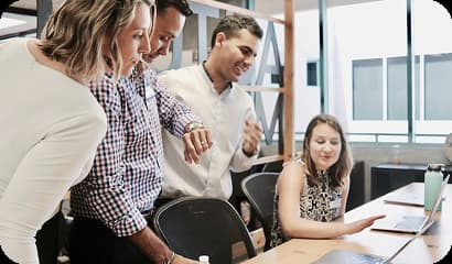 Grupo de compañeros de trabajo colaborando y compartiendo ideas durante una reunión en una oficina
