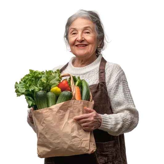 Mujer adulta mayor sonriendo mientras sostiene una bolsa de papel llena de verduras frescas