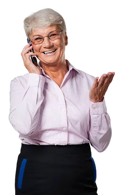 Mujer adulta mayor sonriendo mientras habla por teléfono celular y realiza un gesto con la mano