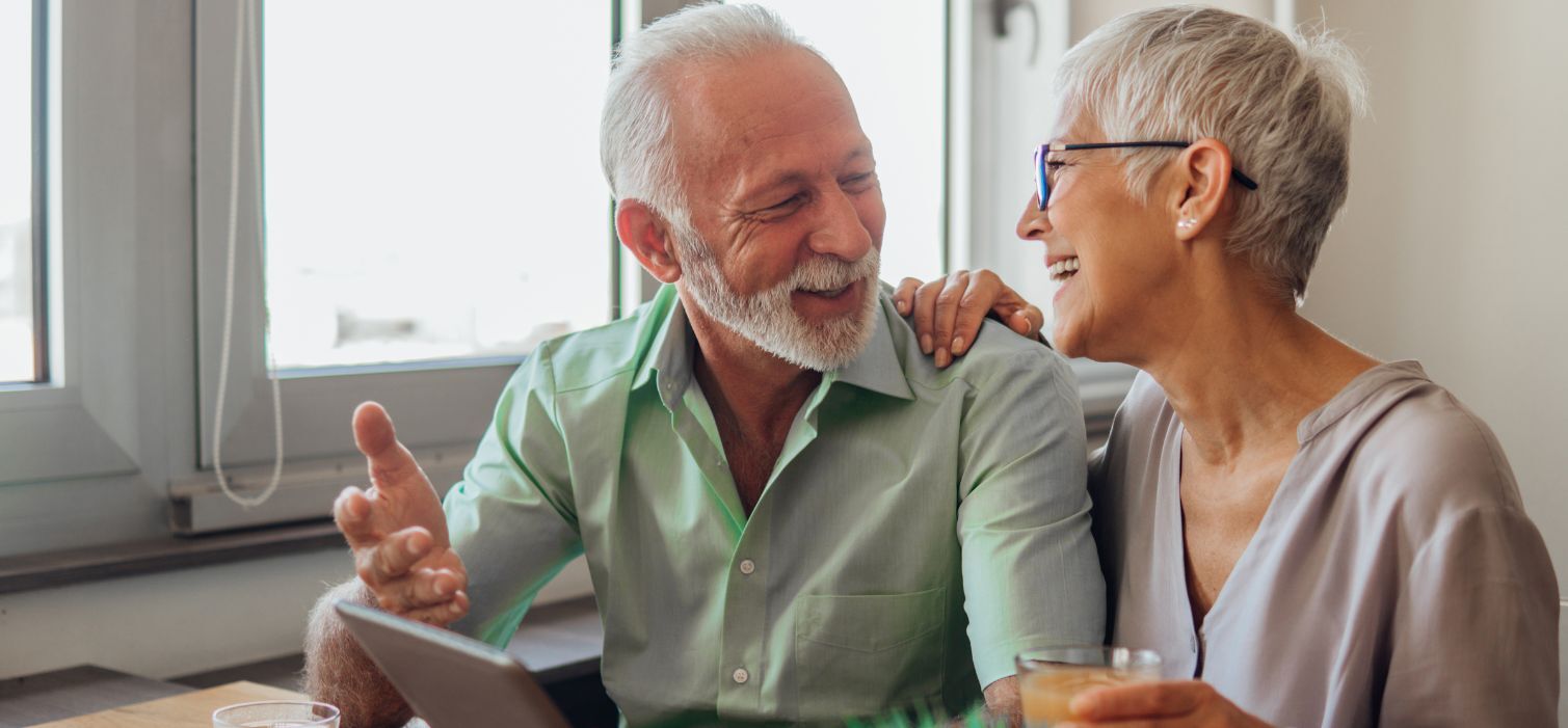 dos-adultos-mayores-riendo