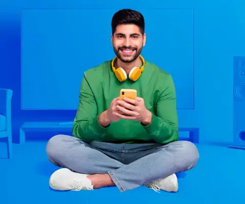 Grupo de profesionales en una oficina asistiendo a una presentación frente a una pizarra blanca.