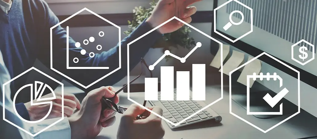 Personas analizando gráficos y datos en una computadora con iconos estadísticos superpuestos