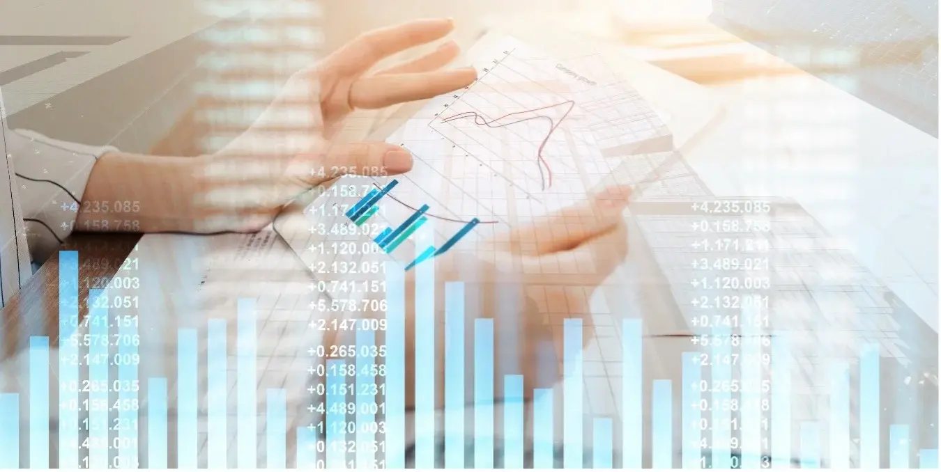 Manos sosteniendo un informe con gráficas financieras, con superposición de barras y números digitales.